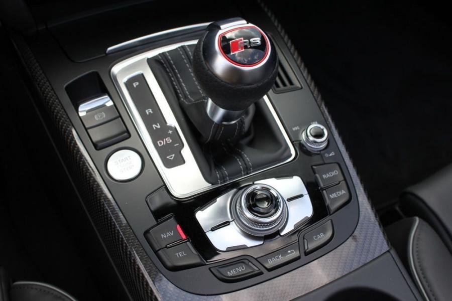 Детали интерьера Audi RS5 Cabriolet 2013 года  (NA) (фото 10 из 39)
